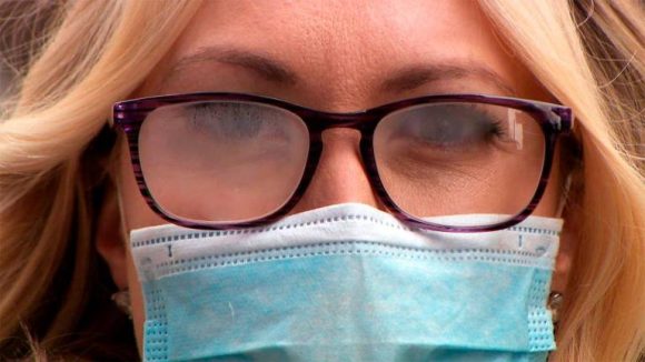 Consejos para evitar que se empañen tus lentes al usar mascarilla