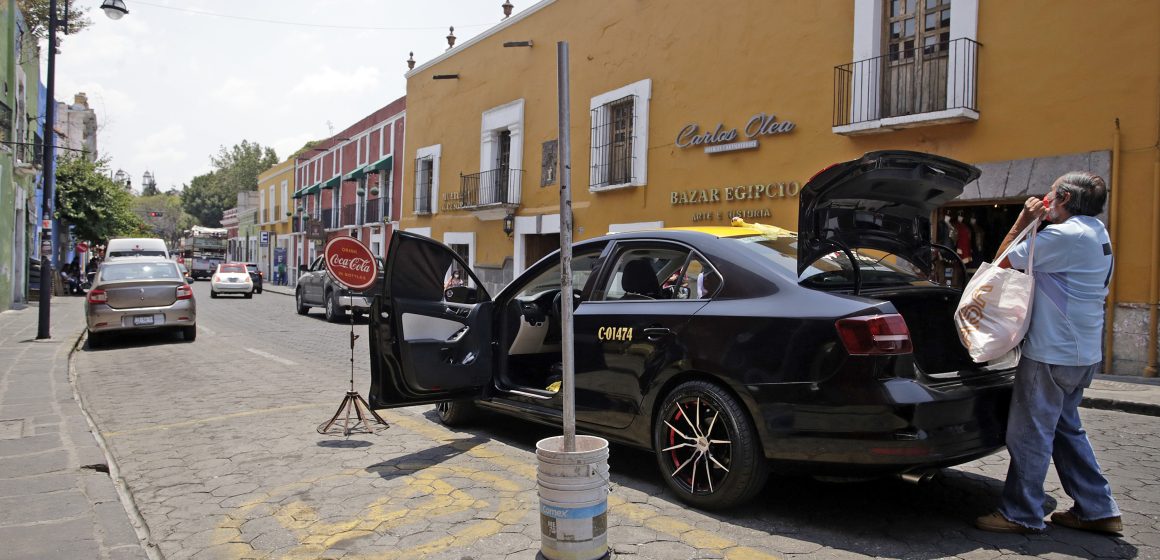 Ayuntamiento de Puebla sancionará a propietarios de comercios que aparten lugares en vía pública