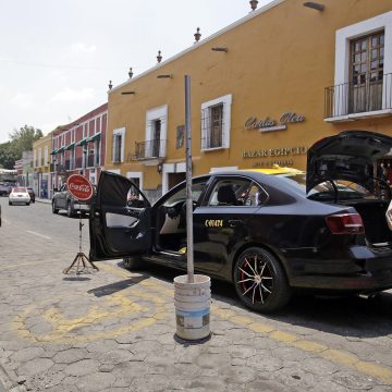 Ayuntamiento de Puebla sancionará a propietarios de comercios que aparten lugares en vía pública