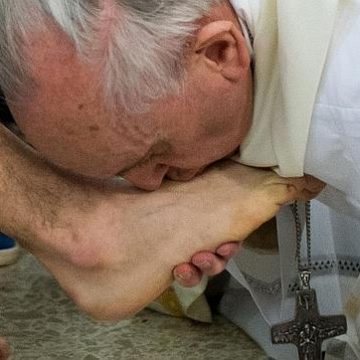 Papa Francisco besa y lava pies a reos en cárcel de Italia