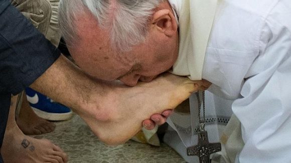 Papa Francisco besa y lava pies a reos en cárcel de Italia