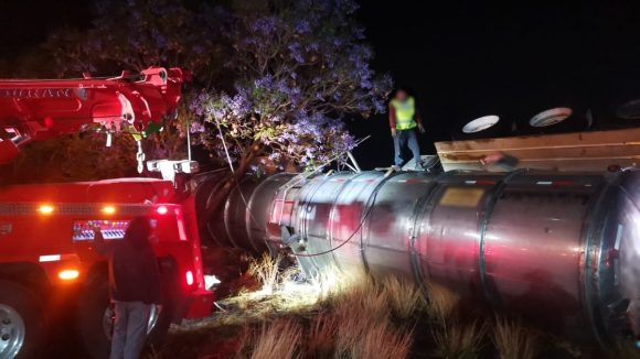 Volcadura de pipa bloquea la Puebla – México