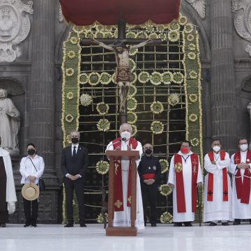 Encabeza arzobispo Viacrucis en el interior de la Catedral de Puebla