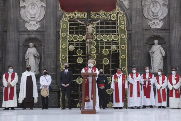 Encabeza arzobispo Viacrucis en el interior de la Catedral de Puebla