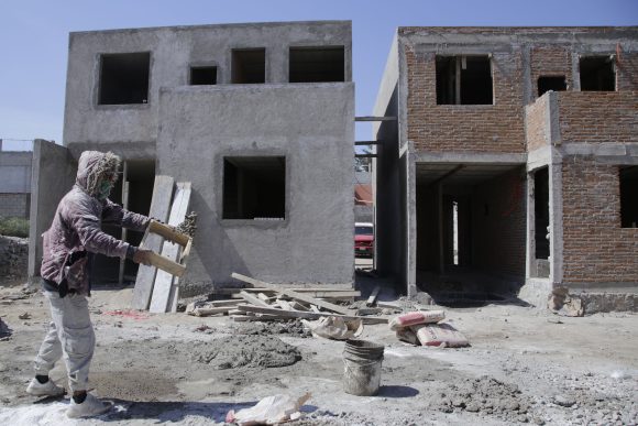 Avanza construcción de viviendas para víctimas de la explosión en San Pablo Xochimehuacan