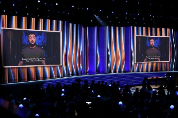 Zelenski presidente de Ucrania habla sobre el conflicto bélico en los Grammys