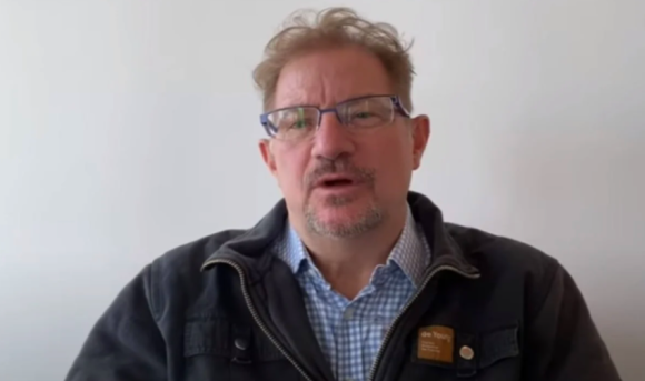 Reaparece Andrés Roemer a un año de acusaciones por acoso sexual; asegura ser inocente