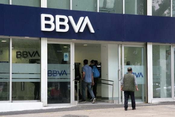 Usuarios de BBVA reportan depósitos desconocidos; fue un “error humano”: banco