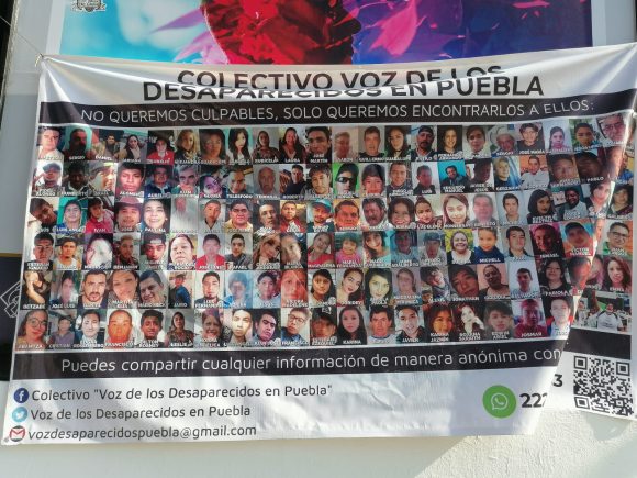 Mantienen plantón madres buscadoras frente a Fiscalía