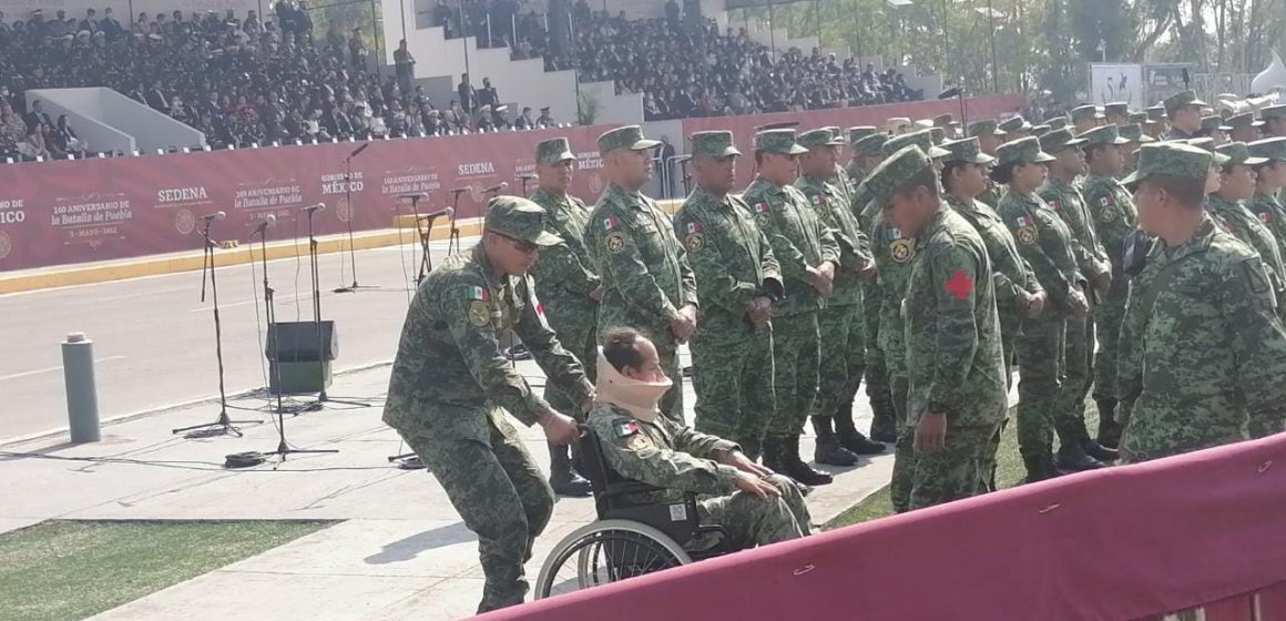 Golpe de calor provocó desmayo de 15 soldados y civiles en el desfile 5 de Mayo