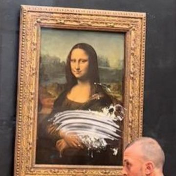 Hombre arroja pastelazo a la “Mona Lisa” en el Louvre