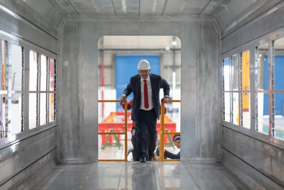 AMLO firma compra de 42 trenes para el Tren Maya