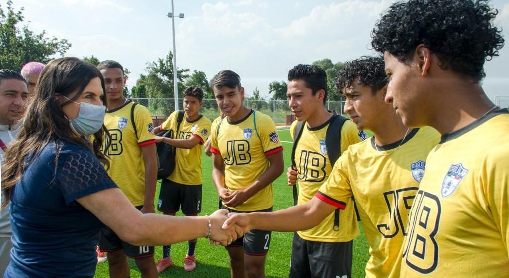 Norma Layón inaugura primera cancha de fútbol 7 en Texmelucan