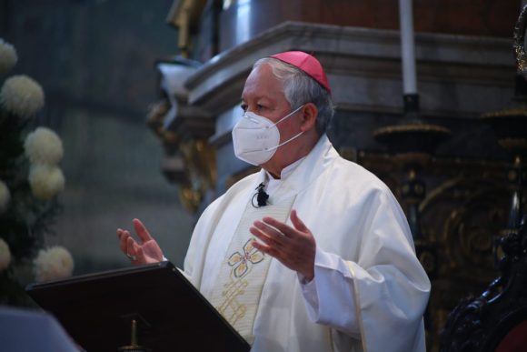 Llama arzobispo de Puebla a cuidar y respetar a las mamás