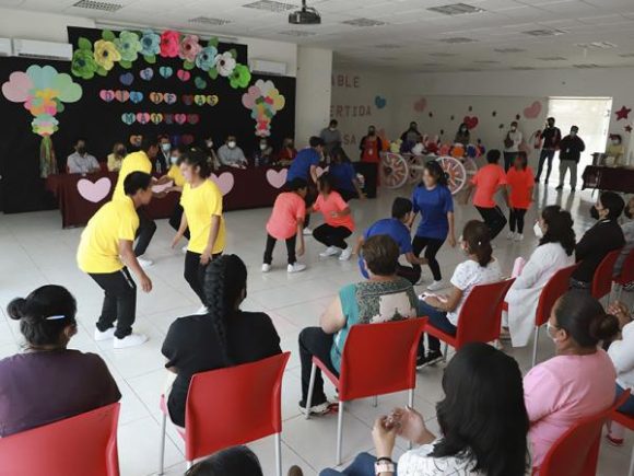 Reconoce SEDIF a personal femenino de casas de asistencia