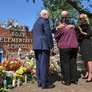 Biden visita monumento a víctimas de tiroteo en Texas