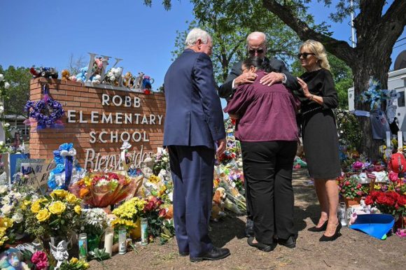 Biden visita monumento a víctimas de tiroteo en Texas