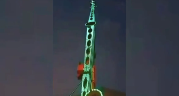 (VIDEO) Juego mecánico deja suspendidos a poblanos tras presentar falla