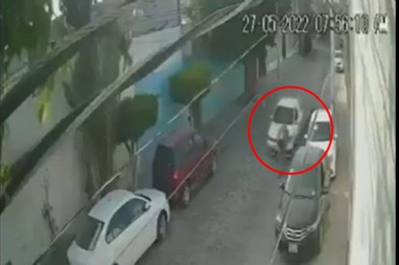 (VIDEO) Conductor es asaltado; lo alcanza y lo atropella