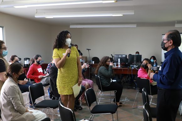 En SEDIF, especialista imparte taller para prevenir embarazo en adolescentes