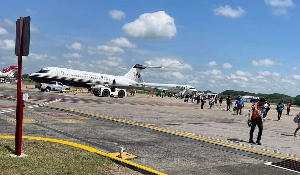 Explota turbina de avión de Viva Aerobus en Villahermosa