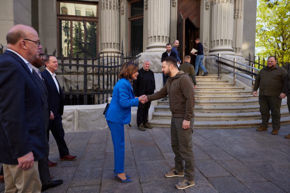 Pelosi viaja a Kiev y ofrece respaldo a Zelenski
