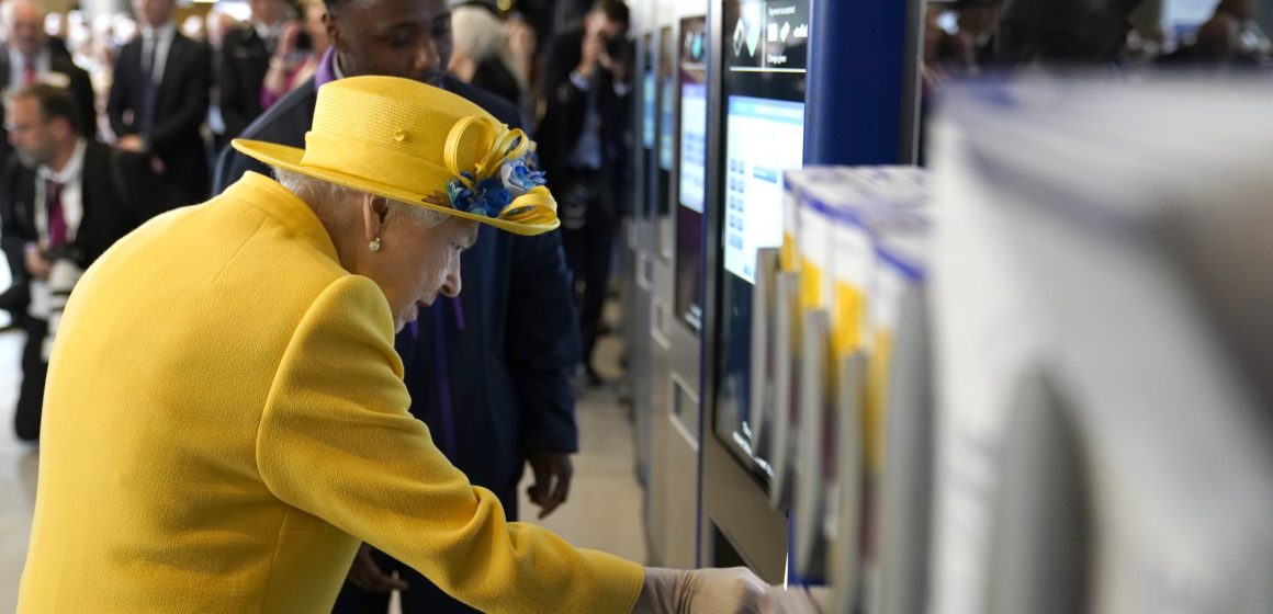 ¡Sorpresa! Reina Isabel visita la línea de metro con su nombre
