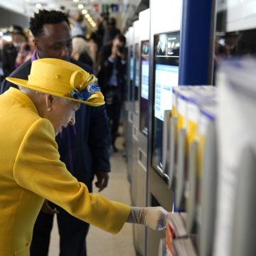¡Sorpresa! Reina Isabel visita la línea de metro con su nombre