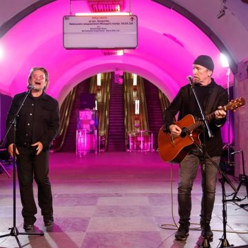 (VIDEO) Bono y The Edge de U2 dan concierto en metro de Kiev
