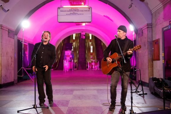 (VIDEO) Bono y The Edge de U2 dan concierto en metro de Kiev