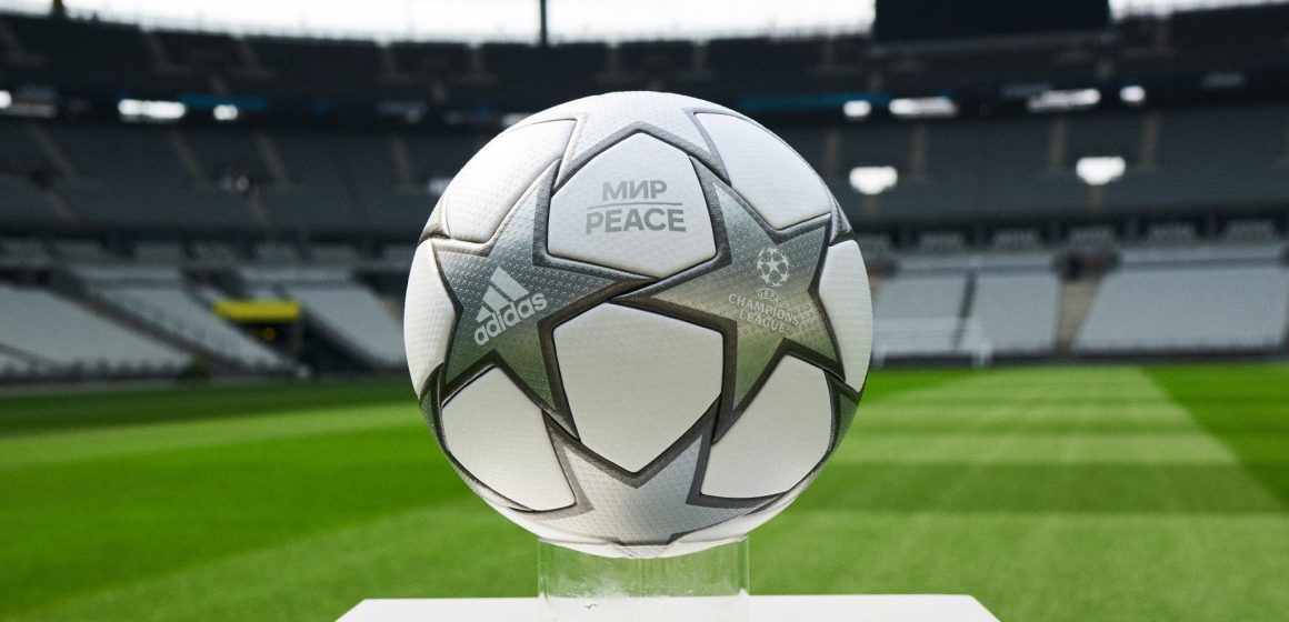 Balón de la Champions League con mensaje de paz