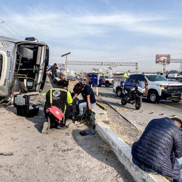 Vuelca autobús con 40 pasajeros en la México-Querétaro