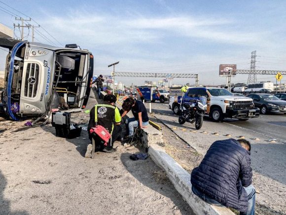 Vuelca autobús con 40 pasajeros en la México-Querétaro