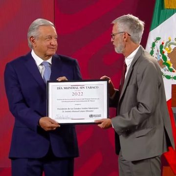 OMS galardona a AMLO por su compromiso por la salud