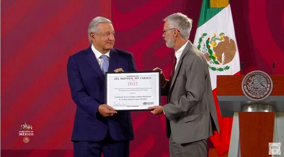 OMS galardona a AMLO por su compromiso por la salud
