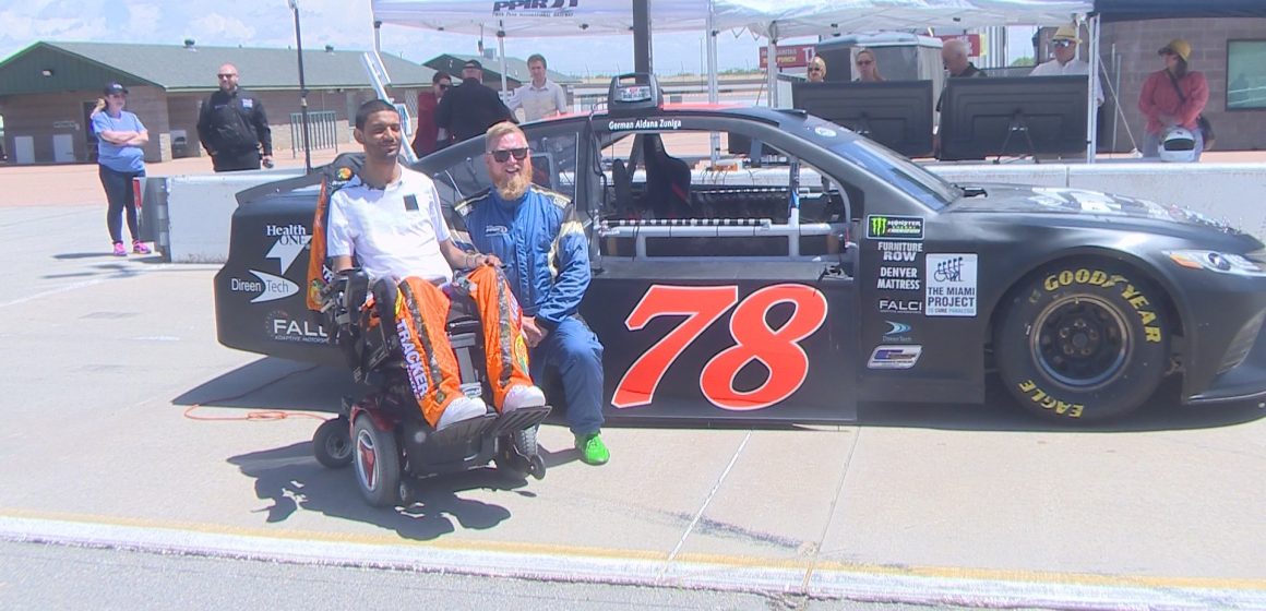 (VIDEO) Joven tetrapléjico maneja auto de carreras gracias a implante cerebral