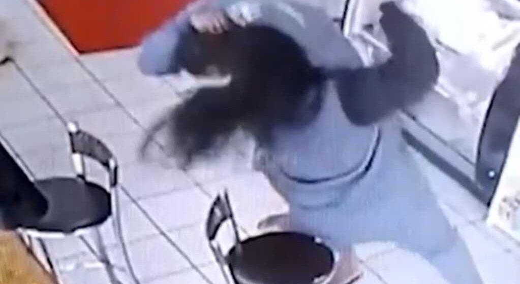 (VIDEO) Mujer enfrenta y golpea a acosador tras ponerle la mano en el muslo