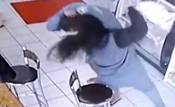 (VIDEO) Mujer enfrenta y golpea a acosador tras ponerle la mano en el muslo