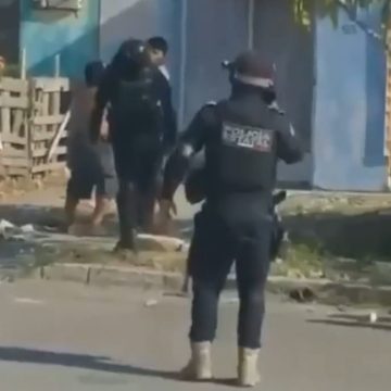 (VIDEO) Policías en Veracruz golpean a mujer y menor de edad