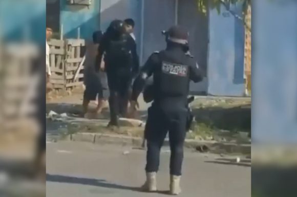 (VIDEO) Policías en Veracruz golpean a mujer y menor de edad
