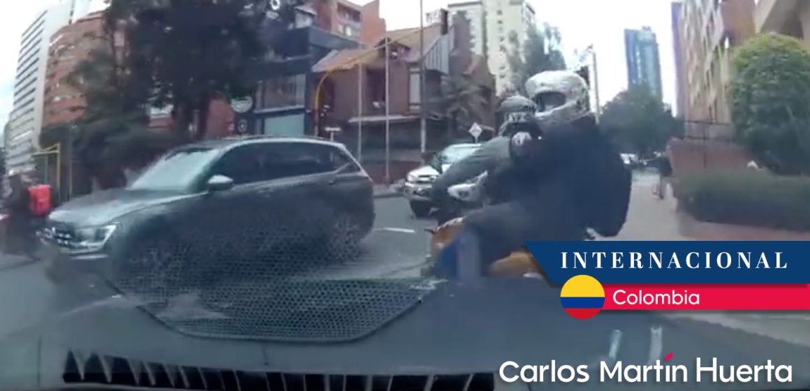 (VIDEO) Asaltan a automovilista y los arrolla para defenderse