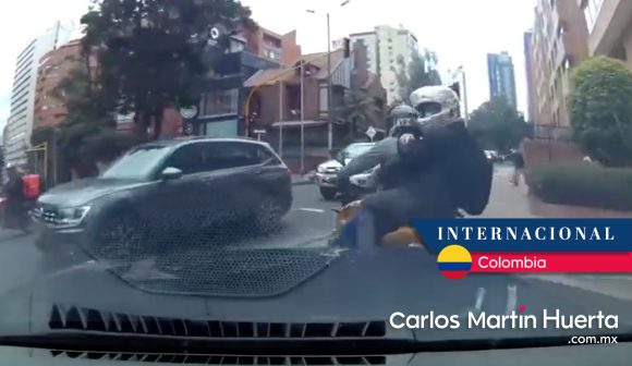 (VIDEO) Asaltan a automovilista y los arrolla para defenderse