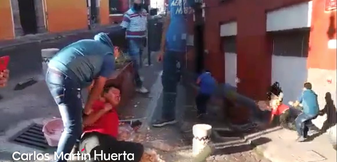 (VIDEO) Inspectores de Gobernación Municipal golpean a vendedor de chicharrines