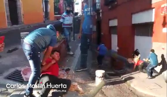 (VIDEO) Inspectores de Gobernación Municipal golpean a vendedor de chicharrines