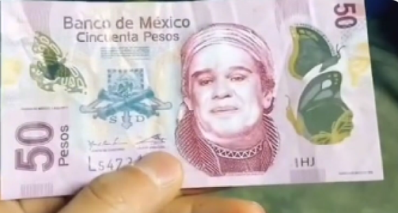 Recibe  billete falso con el rostro de Juan Gabriel