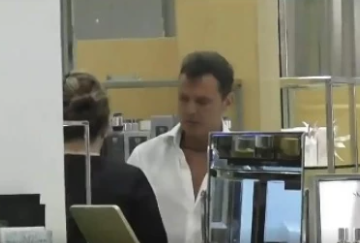 Captan a Luis Miguel con aspecto rejuvenecido en centro comercial de Miami