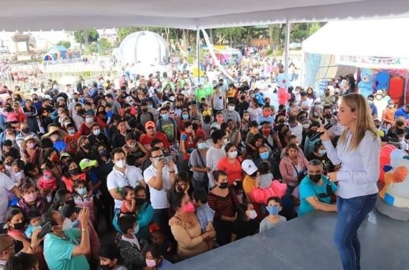 Celebra Paola Angon a los niños y niñas en su día