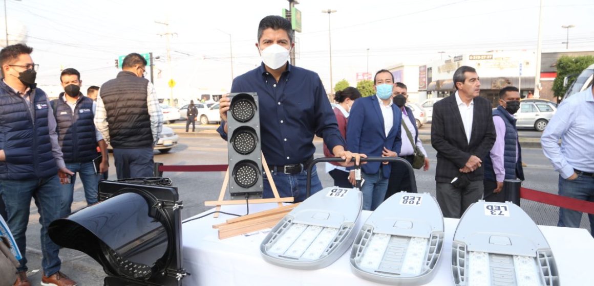 Eduardo Rivera Pérez inicia modernización de semáforos y luminarias en Puebla capital