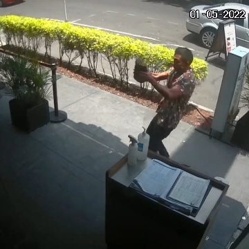 (VIDEO) Hombre golpea con piedra a niño en taquería de la CDMX