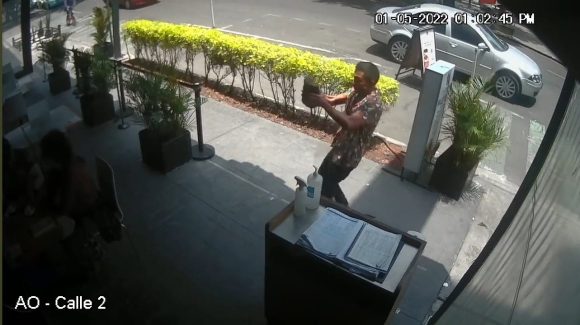 (VIDEO) Hombre golpea con piedra a niño en taquería de la CDMX